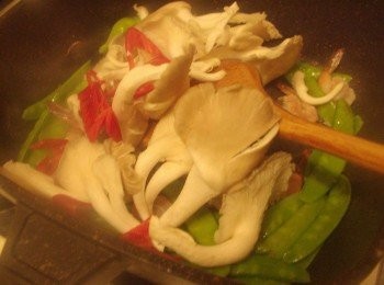 step4: 然後加入秀珍菇，嗆入米酒提香去腥，並<span class="group_2">調味</span>