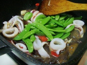 step5: 最後加入甜豆和所有<span class="group_2">調味</span>快炒1分鐘即可