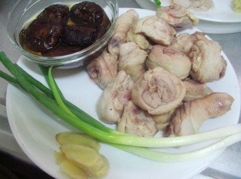 step2: 準備好所需<span class="group_1">材料</span>ˊ香菇泡軟ˊ薑切片ˊ蔥洗淨