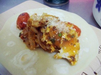 step8: 取餅皮一張ˊ剷起適量醬料ˊ再灑上少許起士粉即可