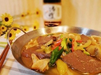 step8: "粹釀醬油露"在這道料理中雖然用量不多ˊ 但可是有畫龍點睛的效果ˊ好的醬油就是要能提味卻不搶味ˊ 才是料理中真正的好幫手。 所以我用150天純釀造高品質"粹釀醬油露"~ 大腸ˊ酸菜ˊ鴨血是這道料理不可或缺的主要食材ˊ 但比例上酸菜量只需1/6即可ˊ太多的量反而壞了整體風味喔。