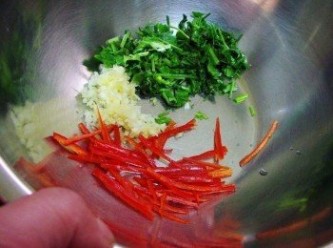 step2: 將香菜洗淨切細碎ˊ蒜頭ˊ薑切細末ˊ辣椒去籽後切細絲