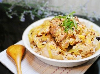 step8: 「丼」飯意指把烹煮好的菜餚蓋在飯上ˊ和飯一起食用。 端出上桌前ˊ上頭會有一個蓋子蓋在飯上ˊ 除了有保溫效果外ˊ食用者在打開蓋子前會有期待感ˊ 打開的一剎那ˊ熱氣飛騰的景象更能刺激食慾呢~ 除了運用雞肉ˊ現在也創意變化出許多的不同搭配。