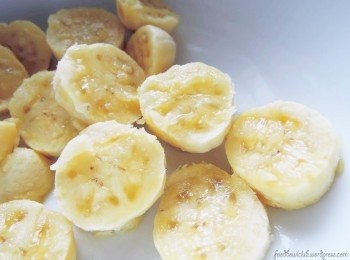 step1: 準備2條香蕉，切小段。