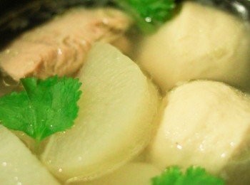 step8: 起鍋前依個人口味倒入白胡椒鹽調味、盛入碗中再灑上一點香菜提味。