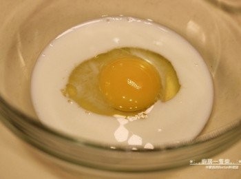 step6: [<span class="group_1">巧克力蛋糕</span> ]:雞蛋和牛奶以打蛋器混合，再倒入細砂糖攪勻。