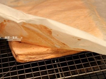 step7: 烤好後從烤盤中取出倒扣，撕開周圍烤紙放涼。