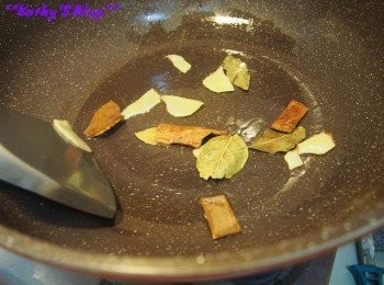 step1: 燒熱油鑊，爆香薑片、桂皮同香葉~