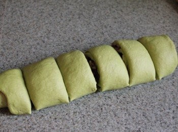 step3: 如捲壽司般捲起之後, 切成同等大小, 放在防沾紙上