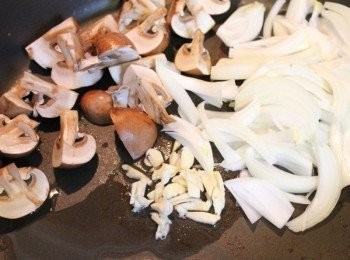 step2: 少許油爆香蒜末後, 炒洋蔥跟蘑菇