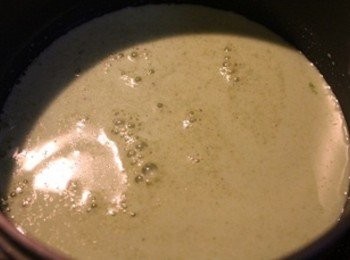 step1: 將鮮奶/糖/吉利丁粉/抹茶粉放到鍋中攪拌均勻之後, "才開火"煮到糖完全溶化且牛奶微溫= 鍋邊開始冒小泡泡 ** 要邊煮邊攪拌喔! 才不會牛奶燒焦在鍋底