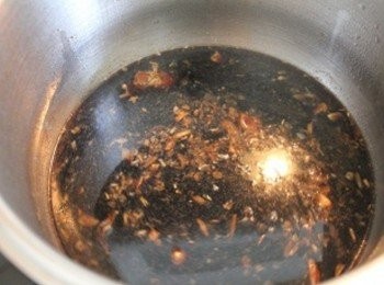 step1: 湯鍋中, 將<span class="group_2">萬用滷汁</span>材料煮滾