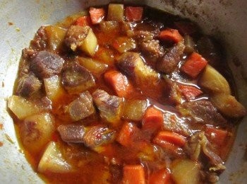 step6: 加水淹過<span class="group_1">食材</span>,煮滾後再蓋鍋蓋以小火燉煮約40分鐘即可