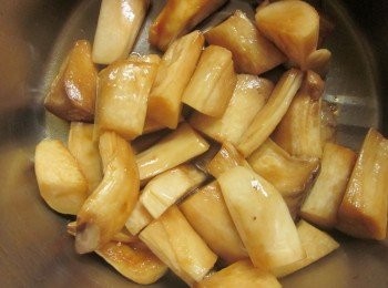 step3: 將醃料和杏鮑菇塊混合醃20分鐘