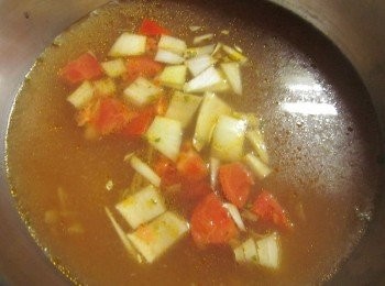 step2: 鍋中爆香蒜末.洋葱丁和蕃茄丁,再放入月桂葉.可果美蕃茄鍋高湯200cc及水300cc~400cc(濃淡依個人喜好)一起煮到洋葱變透明.蕃茄糊化入味,約10-20分鐘,這是湯頭鮮甜的關鍵哦