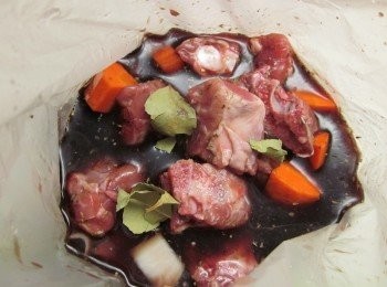 step3: 上述<span class="group_1">食材</span>和蒜頭.月桂葉2片.塩1小匙.義大利綜合香料2小匙.紅酒一起醃一夜