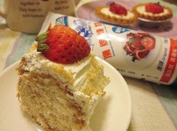 step7: 餅乾因為吸收了奶水質地變得柔軟,和鮮奶油一起吃相似蛋糕的口感,切面已看不出原來的真面目^^~