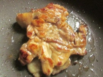 step6: 翻面蓋鍋蓋以中小火煎至熟透,再翻回正面,不蓋鍋蓋(這樣皮才會乾.酥),煎個1分鐘即可撈起,待稍涼切片擺盤,再把紅葱酥.蒜頭酥.蔥花灑上即可