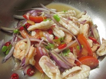 step4: 作法3.再加入海鮮拌勻即可上桌