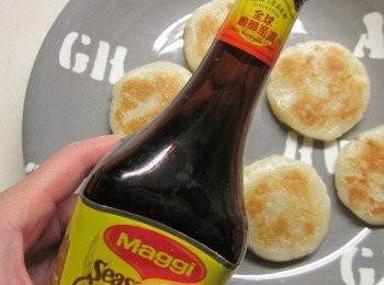 step7: 將麻糬餅一面刷上美極鮮味露(份量外),灑上海苔粉,嗜辣者可灑上辣椒粉非常的過癮哦!