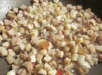 step4: 鍋中不放油,五花肉丁入鍋炒至油逼出