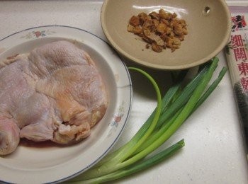 step1: 備料,雞腿先用<span class="group_2">雞腿醃料</span>醃一下