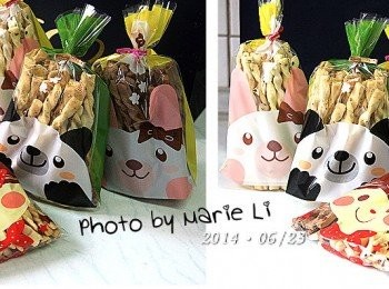 step7: 這次的<span class="group_1">食材</span>上其實是將《無鹽奶油》改成了《鮮奶油》替代
在《蒜味餅乾棒》上則以單純的大蒜抹醬加上一些《義大利香料》
這樣的搭配很是對味，成品香濃富有層次感唷！！

與烘王A+的第二次交手，再次見識到大烤箱的優點
不只是之前說的《省時、省力、省電費》
用大烤箱烤出來的餅乾棒色澤均勻
沒有當初小小烤箱那般呈現頭尾兩端的微焦現象耶！

這一回，除了有加量之外
為了不再發生老師搶不到的窘局
將每種口味組合成一包《綜合包》
是特別為老師留的喔！！