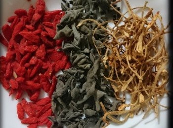 step1: 1.將雪耳、蟲草花、杞子浸軟