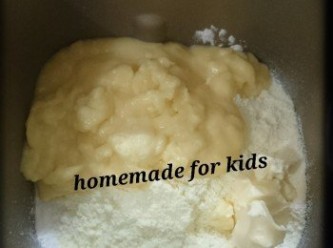 step3: 1. 順序把水/ 牛奶、湯種、糖、奶粉、高筋粉、酵母，牛油倒進麵包機。