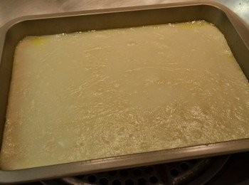 step5: 4. 然後將粉糊漿倒入盤內，用大火蒸約20分鐘就成香蕉糕。