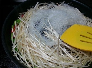 step8: 加入大豆芽菜及粉絲快手炒勻,加入調味料炒至芽菜軟身