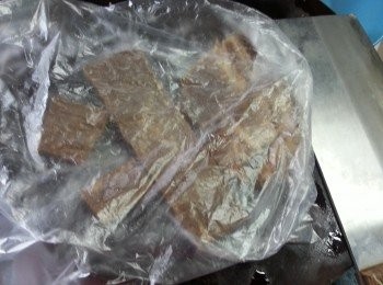 step3: 片糖用食物袋裝起,用菜刀背剁碎