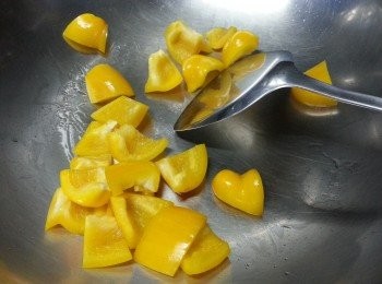 step4: 用1湯匙油起鑊,先用1/4茶匙鹽,炒黃椒至軟身.