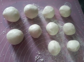 step9: 取出麵糰搓成長條型分成10等份,放回碗中蓋上碟(作用防粉糰接觸到空氣變乾)待用.