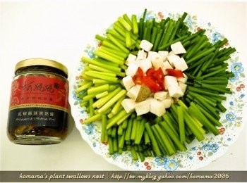 step1: 事先準備紅椒麻辣黑菇醬、韭菜、杏鮑菇、老薑、蒜頭與辣椒等料理<span class="group_1">食材</span>。