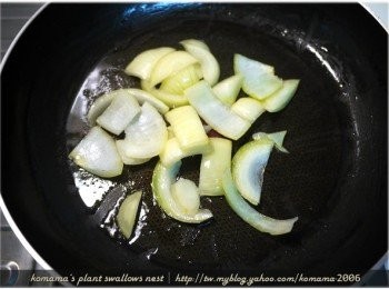 step2: 先將分切成片裝的洋蔥，入鍋翻炒片刻。