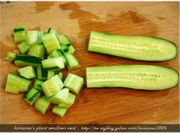 step5: 小黃瓜洗淨、去皮與切丁後，拌入適量鹽巴抓醃，再以冷開水清洗多餘鹽份。