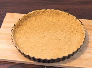 step3: 已加入牛油的消化餅碎平均鋪在批模壓實，用乾淨及乾爽的手會比較容易做，壓好之後放入冰箱（冷凍庫Freezer）備用