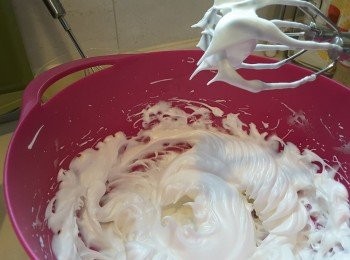 step6: 加入餘下半份糖攪打至蛋白霜有挺立尖尖便可使用。