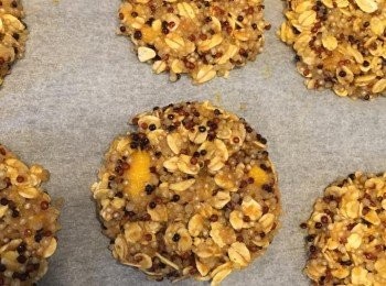 step4: 烤箱先預熱180度，烤盤放烘焙紙。用2隻湯匙舀起一小球藜麥混合物，略為壓緊，放上烘焙紙，再用匙壓平成餅乾狀，