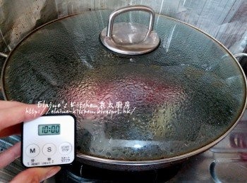 step2: 鑊中加入水 , 薑片及酒 , 放入牛展蓋上蓋用中火出水10分鐘