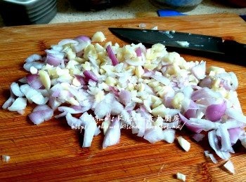 step1: 蒜頭 , 乾蔥頭分別去衣後切粒