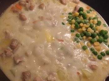 step4: 把甘筍薯仔連水分加入雞肉,快速拌勻,並加入鹽.糖.胡椒.牛油.青豆粟米及所有<span class="group_2">汁料</span>煮至滾起,並且收汁便可關火。