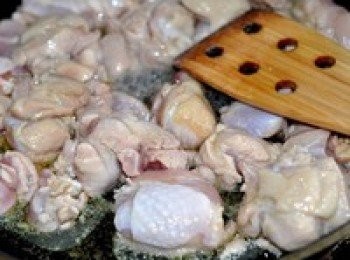 step6: 雞肉也要過下油. 無需很長時間,雞肉會變老,看到雞皮稍金黃就撈起