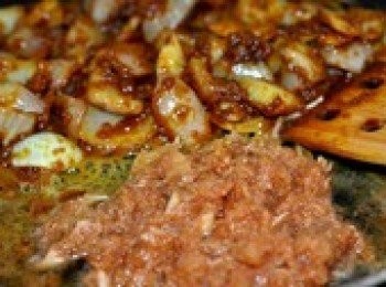 step8: 咖哩塊炒化後加入蘋果泥一起翻炒至水分變少差不多快乾時關火