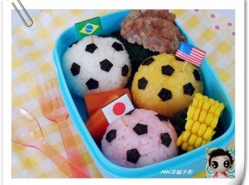 step4: 利用白飯，南瓜及紅莧菜，簡簡單單就完成三種顏色的足球囉~