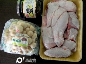 step1: 雞腿洗淨，煮滾水汆燙去血水備用。