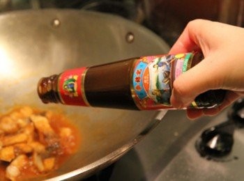 step3: 將鍋內油倒出後，放入蒜末炒香，倒入<span class="group_2">調味料</span>與開水小火煮開後放入魚柳條，一邊攪拌讓醬料包附於魚柳條上。「李錦記舊庄特級蠔油」掌握蠔油頂級祕方，堅持採用上等鮮蠔提煉，確保每一滴都是精華所在，鮮蠔味濃郁，至鮮至純，堪稱蠔油之極品。無論淋、醃、滷、拌、蒸，都能讓您輕鬆烹飪出鮮美營養的美味菜餚哦！