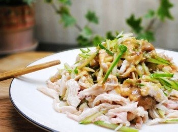 step6: 6.簡單味美也非常爽口的【雞絲拌小黃瓜~佐芝麻沙拉醬】就完成囉。 除了芝麻醬也可依自己方便性或喜歡<span class="group_3">調味</span>變化運用ˊ 
如油醋醬/味噌醬/辣味醬...等。也都非常適合~