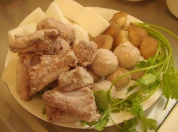 step1: 1.先準備處理好所需<span class="group_1">材料</span>ˊ排骨肉先川燙去除血水雜質ˊ其他食材處理成適當大小